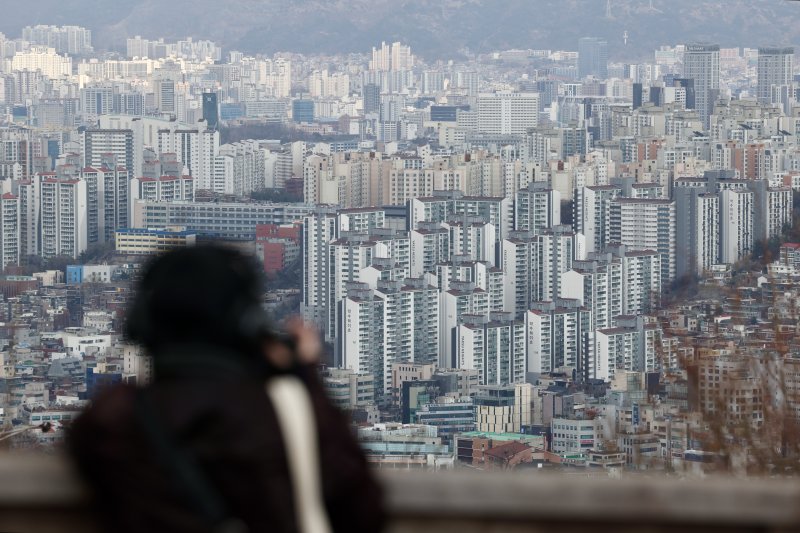 [서울=뉴시스] 김명년 기자 = 30일 서울 남산에서 바라본 아파트 단지. 2025.03.30. kmn@newsis.com