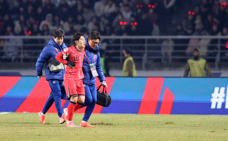 20일 오후 경기 고양시 고양종합운동장에서 열린 2026 국제축구연맹(FIFA) 북중미 월드컵 아시아 3차 예선 B조 7차전 대한민국과 오만의 경기에서 대한민국 이강인이 발목 부상으로 교체되고 있다. 2025.3.20/뉴스1 ⓒ News1 이승배 기자