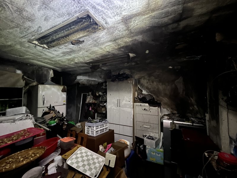 [전주=뉴시스] 5일 오전 1시20분께 전북 전주시 덕진구 금암동의 한 상가에서 불이 나 내부가 그을려있다. (사진=전북도소방본부 제공) 2025.04.05. photo@newsis.com *재판매 및 DB 금지
