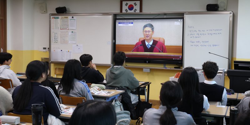 윤석열 대통령 탄핵 심판 선고일인 4일 세종시의 한 고등학교 1학년 학생들이 윤 대통령 탄핵 심판 선고 생중계를 지켜보고 있다. 이날 헌법재판소는 재판관 전원 일치 의견으로 윤 대통령 파면을 결정했다. 2025.4.4/뉴스1 ⓒ News1 김기남 기자
