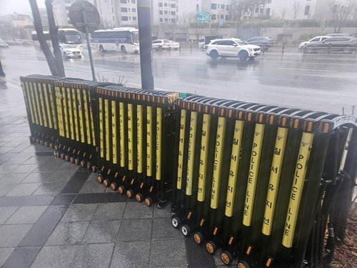 접힌 채 놓여있는 경찰 질서 유지선 (출처=연합뉴스)