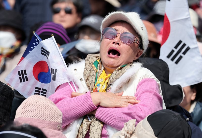 윤석열 대통령의 탄핵 심판이 인용된 4일 서울 용산구 한남동 대통령 관저 앞에서 자유통일당 관계자 및 윤석열 대통령 지지자들이 오열하고 있다. 이날 헌법재판소는 재판관 전원 일치 의견으로 윤 대통령 파면을 결정했다. 2025.4.4/뉴스1 ⓒ News1 김성진 기자