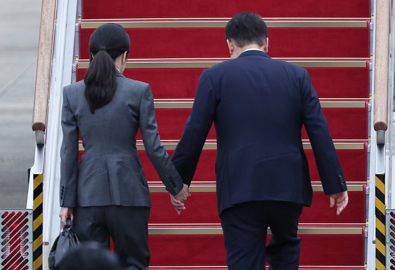 윤석열 대통령이 6일 오전 경기 성남 서울공항에서 필리핀과 싱가포르 국빈 방문과 라오스에서 열리는 한·아세안(ASEAN·동남아시아국가연합) 정상회의 참석차 출국하기 위해 공군 1호기에 탑승하고 있다. 윤 대통령은 이번 순방을 계기로 한-아세안(ASEAN·동남아시아국가연합) 간 투자분야를 비롯한 경제협력을 한층 확대하고, 아세안 정상회의에서 아세안 국가들과 포괄적 전략동반자 관계를 수립할 계획이다. 2024.10.6/뉴스1 ⓒ News1 김진환 기자