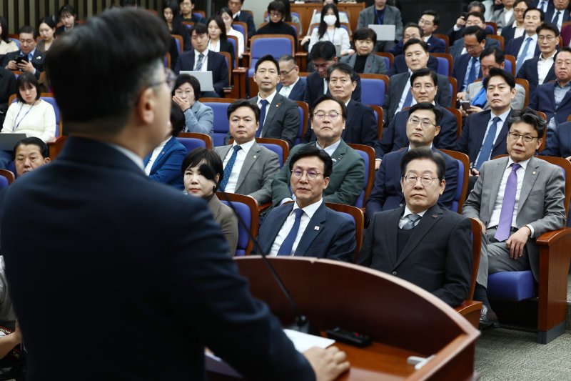 이재명 더불어민주당 대표가 4일 오후 서울 여의도 국회에서 열린 의원총회에서 박찬대 원내대표의 발언을 듣고 있다. 2025.4.4/뉴스1 ⓒ News1 김민지 기자