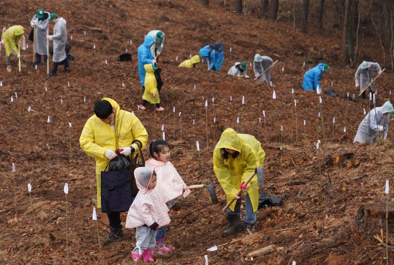 [대전=뉴시스] 5일 산림청이 제 80회 식목일 행사를 충남 공주시 의당면 중흥리 일원에서 열고 있다.(사진=산림청 제공) *재판매 및 DB 금지