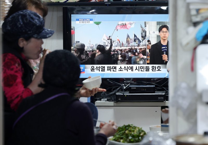 4일 오전 서울의 한 전통시장에 윤석열 대통령의 탄핵심판 선고 결과가 TV를 통해 생중계되고 있다. 이날 헌법재판소는 재판관 전원 일치 의견으로 윤 대통령 파면을 결정했다. 2025.4.4/뉴스1 ⓒ News1 이동해 기자