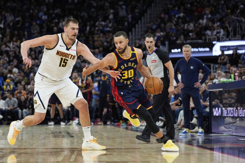 [샌프란시스코=AP/뉴시스] 미국프로농구(NBA) 골든스테이트 워리어스의 스테판 커리(가운데), 덴버 너기츠의 니콜라 요키치. 2025. 4. 4.