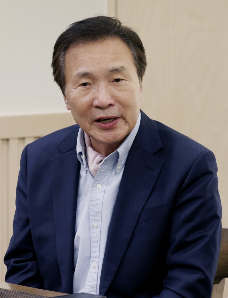 [서울=뉴시스] 김진아 기자 = 손학규 전 민주당 대표가 31일 서울 여의도 한 식당에서 비상시국 해법과 개헌 등을 논의하기 위해 열린 전 국회의장·전 국무총리·전 당 대표 초청 간담회에서 발언하고 있다. 2024.12.31. bluesoda@newsis.com