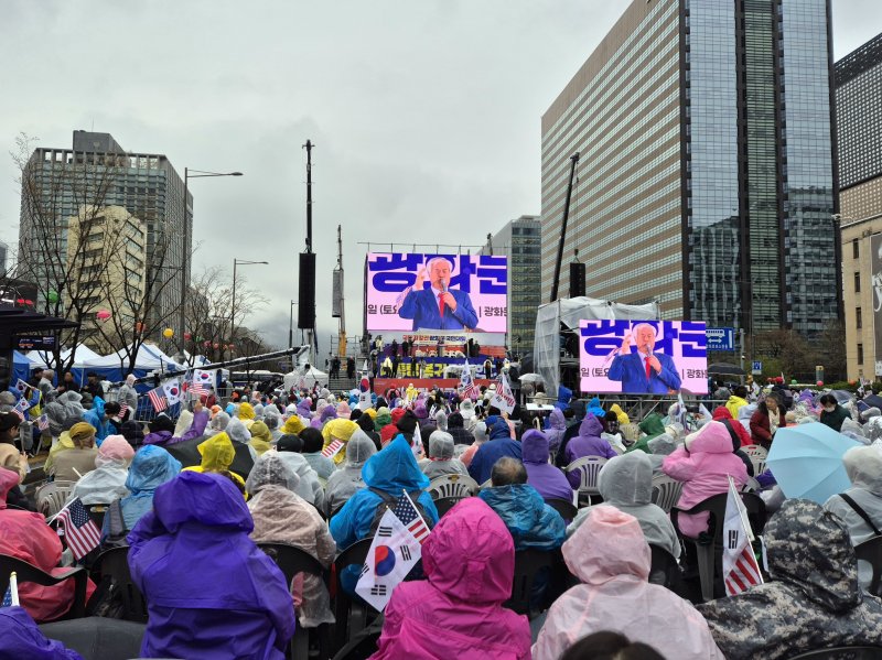 헌법재판소의 윤석열 전 대통령에 대한 파면 선고 이후 첫 주말인 5일 서울 종로구 동화면세점 앞에서 윤석열 전 대통령 지지자들과 자유통일당 등 보수단체 회원들이 탄핵 무효를 촉구하고 있다. 2025.04.05/뉴스1 ⓒ 뉴스1 조유리 기자