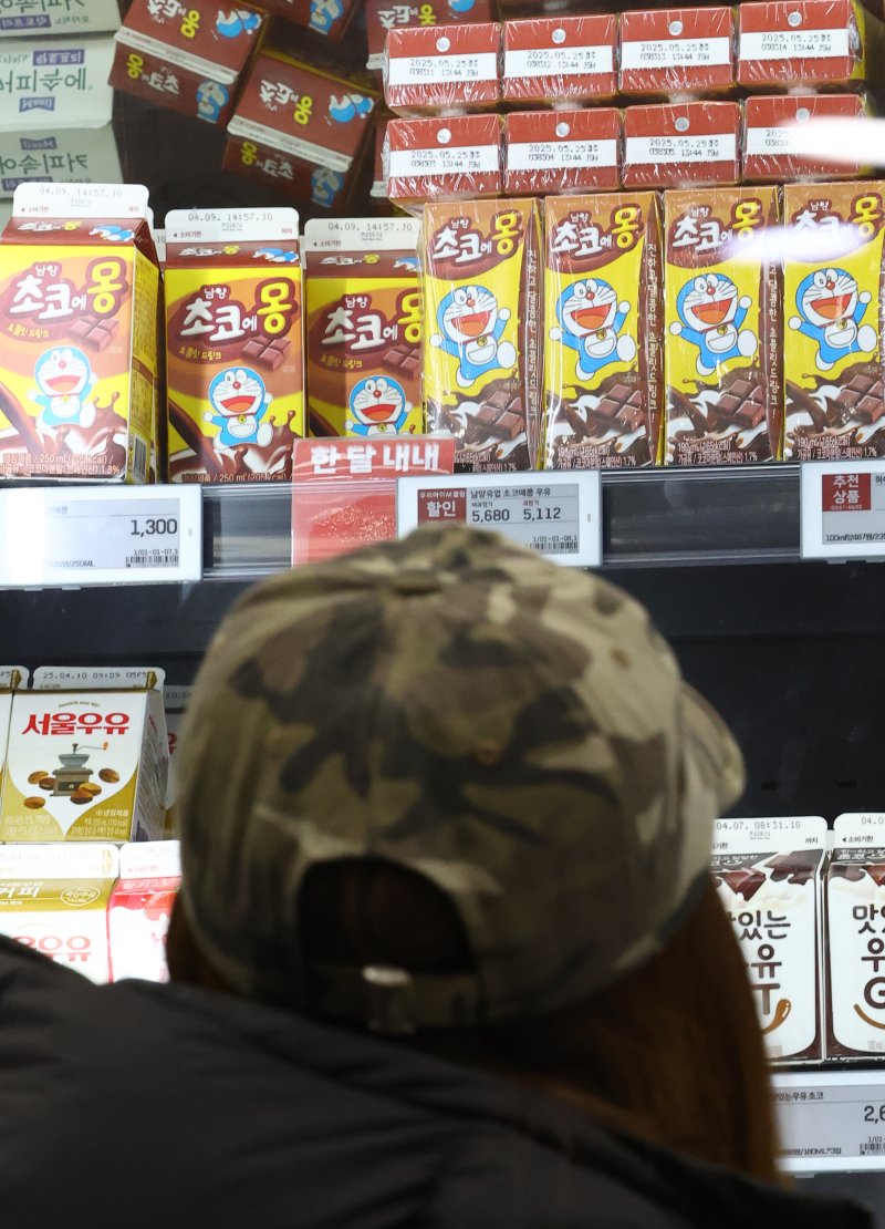[서울=뉴시스] 박주성 기자 = 31일 오전 서울 한 대형마트에 남양유업 초코에몽이 진열되어 있다. 2025.03.31. park7691@newsis.com