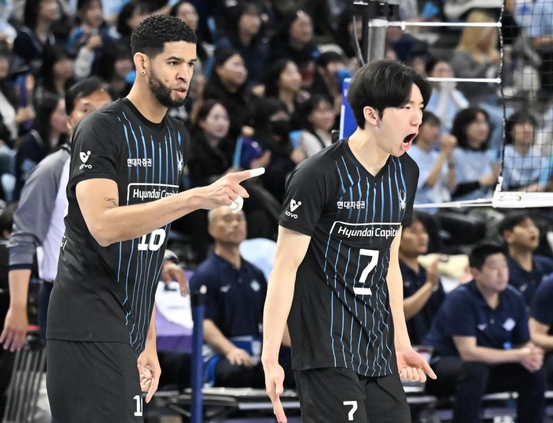 득점 후 기뻐하는 현대캐피탈의 레오(왼쪽)와 허수봉 (출처=연합뉴스)