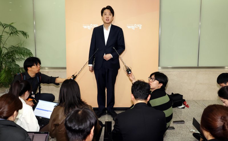 [서울=뉴시스] 조성봉 기자= 개혁신당 대선후보인 이준석 의원이 지난 4일 오후 서울 여의도 국회에서 조기 대선에 대한 입장 발표를 하고 있다. 2025.04.05. suncho21@newsis.com