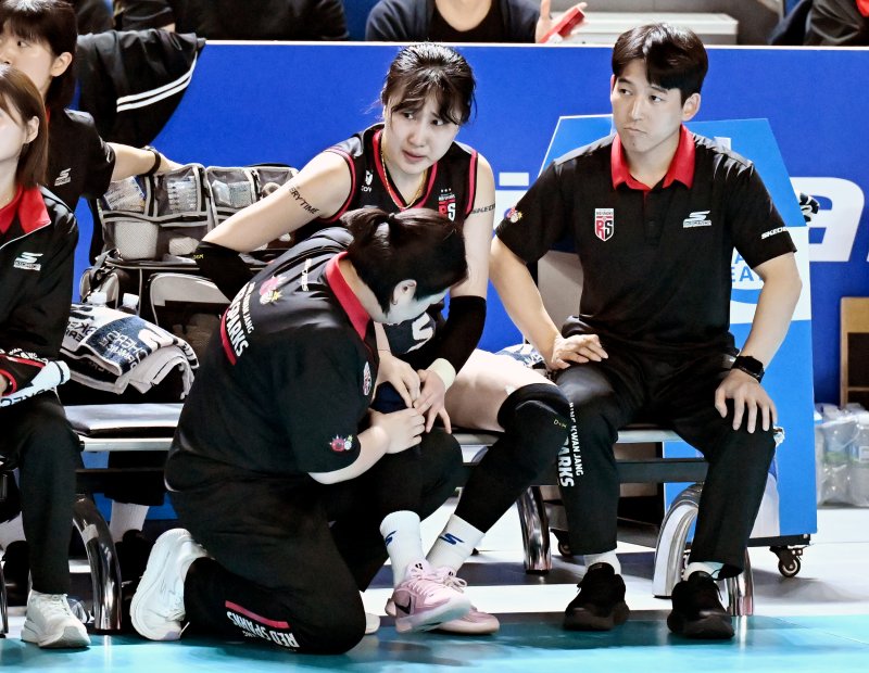 [서울=뉴시스] 여자배구 정관장의 염혜선이 4일 대전 충무체육관에서 열린 2024~2025 V-리그 여자부 챔피언결정전 흥국생명과의 경기 도중 무릎 통증으로 코트를 벗어나 휴식을 취하고 있다. 2025.04.04. *재판매 및 DB 금지