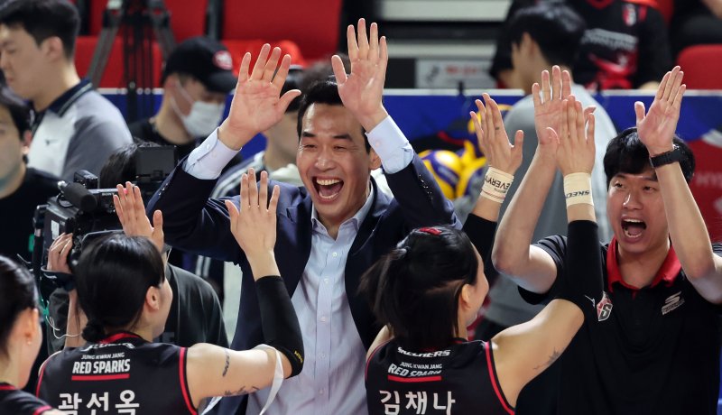 [대전=뉴시스] 강종민 기자 = 4일 대전 충무체육관에서 열린 2024~2025 V-리그 여자부 챔피언결정전 흥국생명 핑크스파이더스와 정관장 레드스파크스의 경기에서 세트 스코어 3:2로 역전승을 거둔 뒤 고희진 정관장 감독이 선수들과 하이파이브를 하고 있다. 2025.04.04. ppkjm@newsis.com