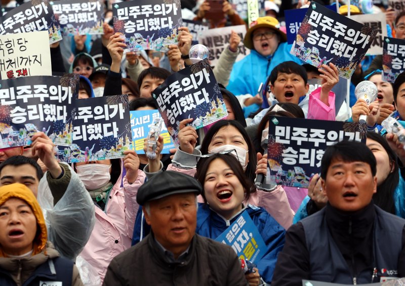 [서울=뉴시스] 박주성 기자 = 민주노총과 윤석열즉각퇴진·사회대개혁 비상행동 등이 헌법재판소가 윤석열 대통령의 파면을 선고한 이튿날인 5일 서울 광화문 동십자각 앞에서 열린 사회대개혁 집회 및 승리대회에서 구호를 외치고 있다. 2025.04.05. park7691@newsis.com