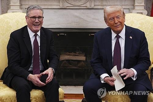 지난 2월말 백악관서 회동한 스타머 총리와 트럼프 대통령 (출처=연합뉴스)