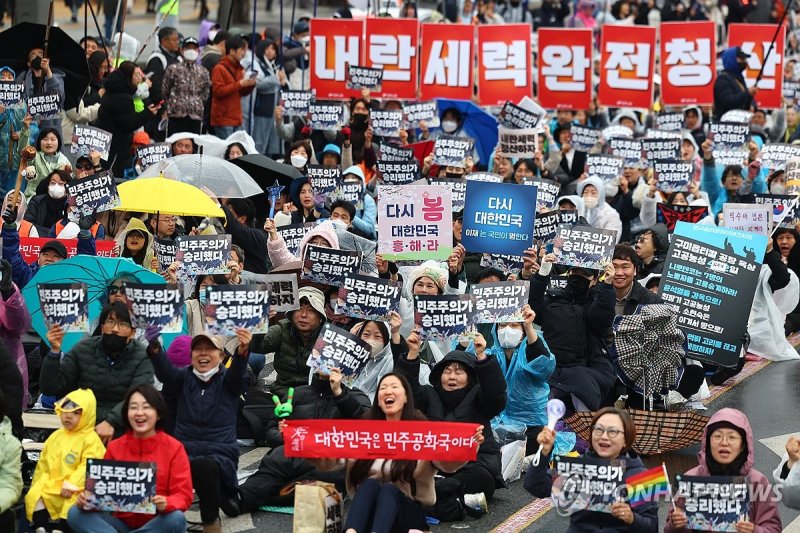 범시민행동 '민주주의가 승리했다' (출처=연합뉴스)