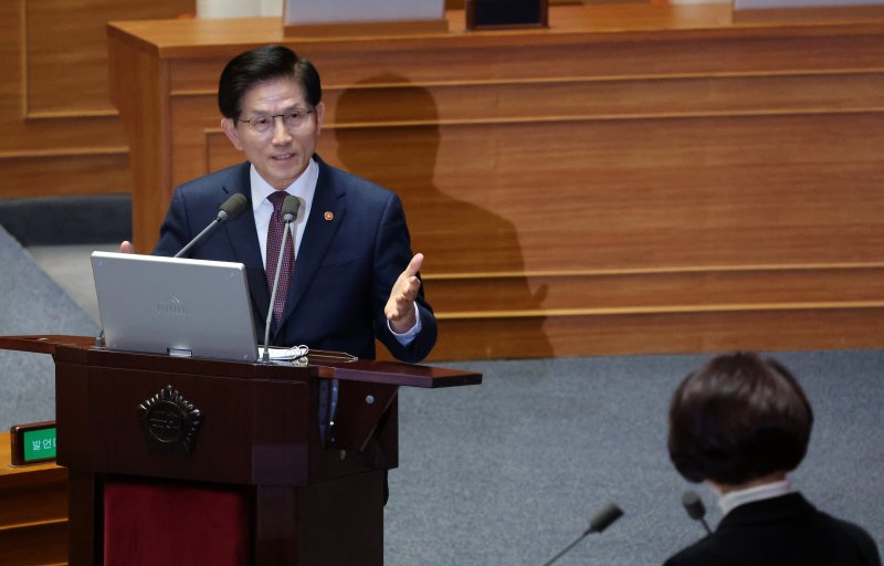 [서울=뉴시스] 조성우 기자 = 김무수 고용노동부 장관이 지난 3일 오후 서울 여의도 국회에서 열린 제423회 국회(임시회) 제4차 본회의 경북·경남·울산지역산불사태수습과피해대책마련및헌법질서수호를위한긴급현안질문에서 한정애 더불어민주당 의원 질의에 답변하고 있다. 2025.04.03. xconfind@newsis.com
