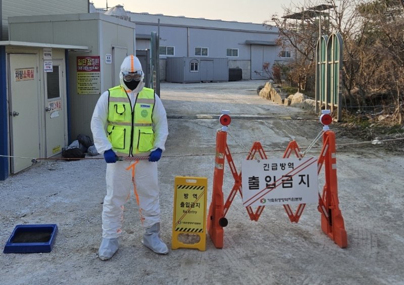 [청주=뉴시스] 21일 H5N1형 고병원성 조류인플루엔자(AI)가 확진된 충북 청주시 오송읍 동평리 산란계 농장의 출입이 통제되고 있다.(사진=충북도 제공) 2025.03.21. photo@newsis.com *재판매 및 DB 금지