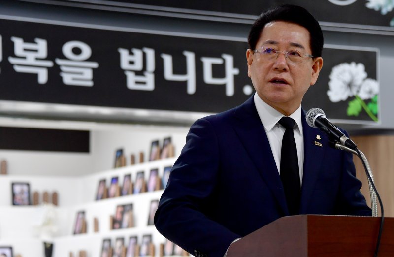[무안=뉴시스] 류형근 기자 = 12·29 제주항공 여객기 참사 100일을 앞둔 5일 오전 전남 무안군 무안국제공항 분향소에서 추모제가 열린 가운데 김영록 전남도지사가 추모사를 하고 있다. 2025.04.05. hgryu77@newsis.com