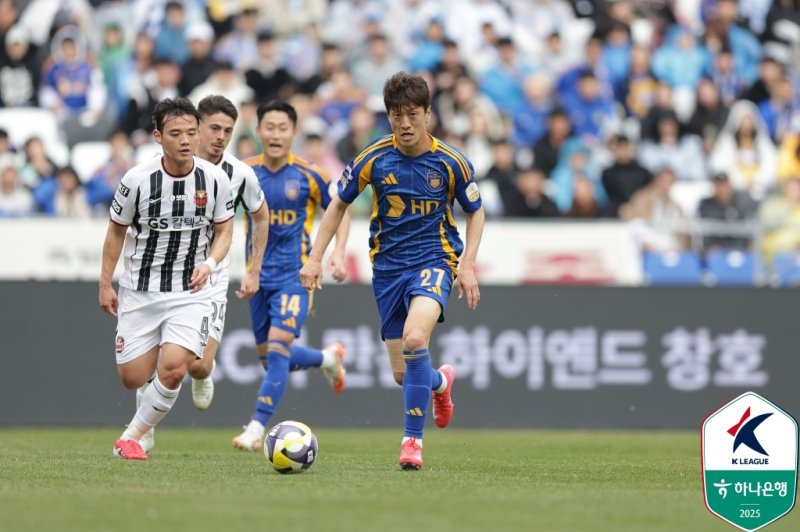 [서울=뉴시스]K리그1 울산-서울의 경기. (사진=한국프로축구연맹 제공)