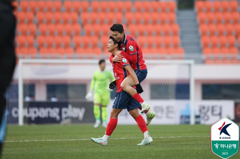 [서울=뉴시스] 프로축구 K리그1 김천 상무의 김승섭, 유강현. (사진=한국프로축구연맹 제공) *재판매 및 DB 금지