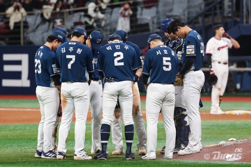NC 다이노스 선수들이 5일 서울 고척스카이돔에서 열린 2025 KBO리그 키움 히어로즈전에서 7-5로 승리한 뒤 사고 희생자를 추모했다. (NC 다이노스 제공)
