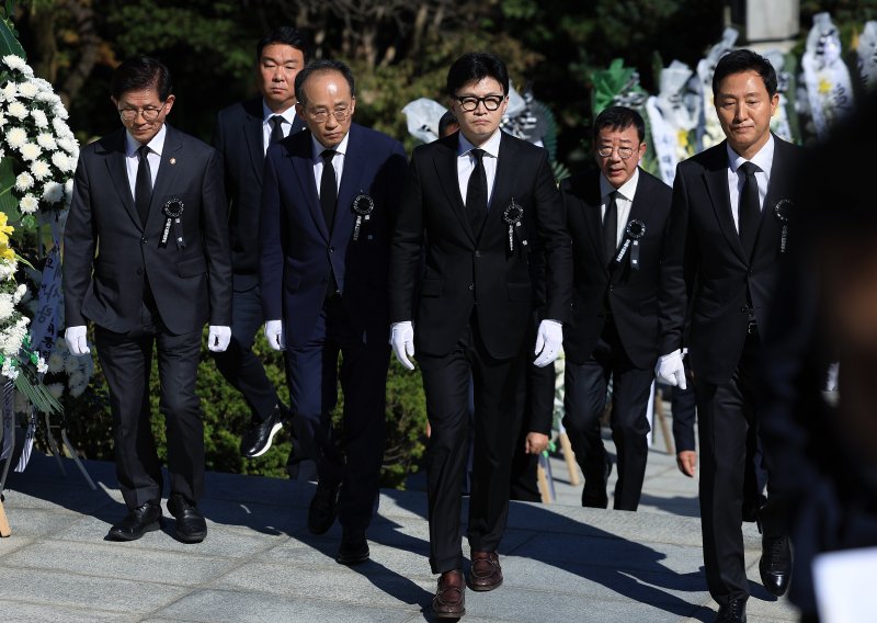 국민의힘 한동훈 대표가 26일 서울 동작구 국립서울현충원 박정희대통령 묘역에서 열린 박정희 전 대통령 서거 제45주기 추도식에서 김문수 고용노동부 장관, 추경호 국민의힘 원내대표, 오세훈 서울시장 등과 함께 헌화·분향을 위해 묘역으로 향하고 있다. 2024.10.26/뉴스1 ⓒ News1 박정호 기자
