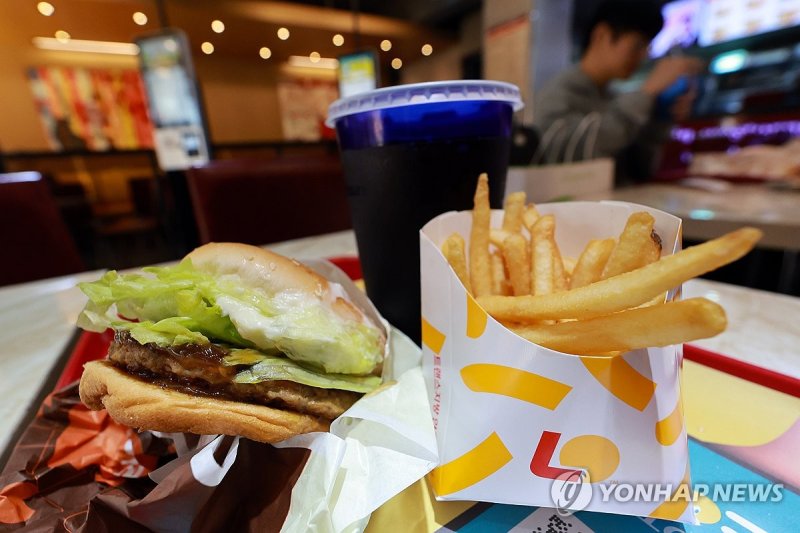 롯데리아, 메뉴 가격 3.3% 인상 (출처=연합뉴스)