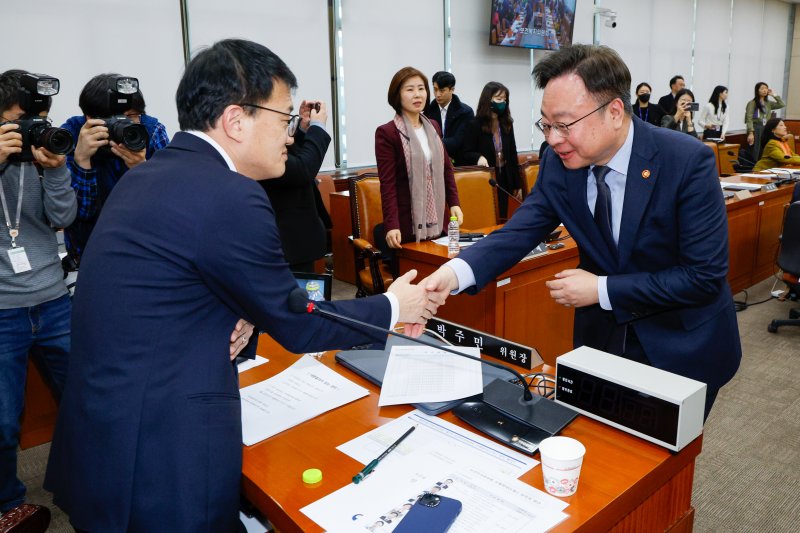 조규홍 보건복지부 장관이 20일 오후 서울 여의도 국회에서 열린 보건복지위원회 전체회의에서 국민연금법 개정안이 통과된 뒤 박주민 위원장과 악수하고 있다. 2025.3.20/뉴스1 ⓒ News1 안은나 기자
