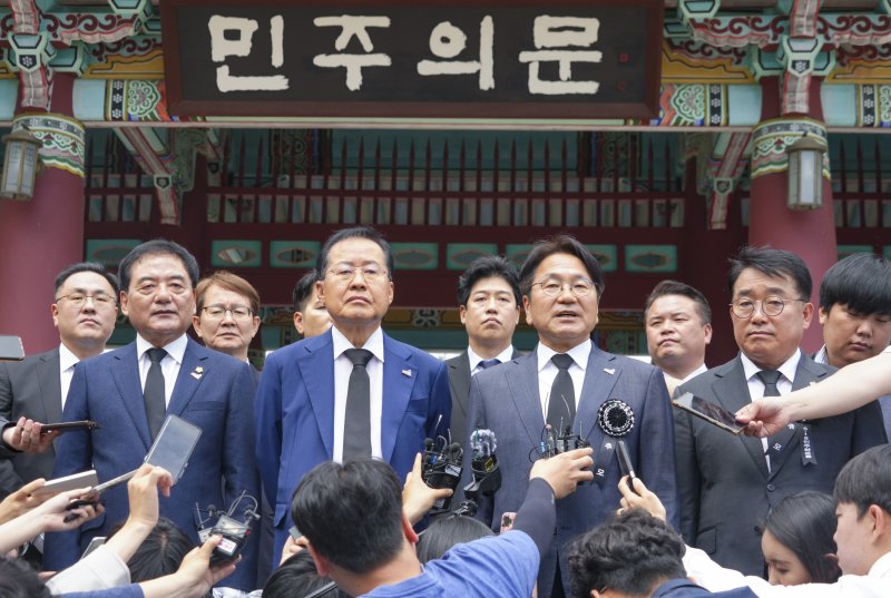 강기정 광주시장과 홍준표 대구시장이 제44주년 5·18민주화운동 기념식을 하루 앞둔 지난해 5월17일 오전 북구 운정동 국립5·18민주묘지를 찾아 참배한 뒤 민주의문에서 취재진과 질의응답을 하고 있다.(광주시 제공)2024.5.17/뉴스1