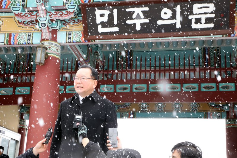 김부겸 전 국무총리가 7일 광주 북구 국립 5·18민주묘지 참배에 앞서 인터뷰하고 있다. 2025.2.7/뉴스1 ⓒ News1 이수민 기자