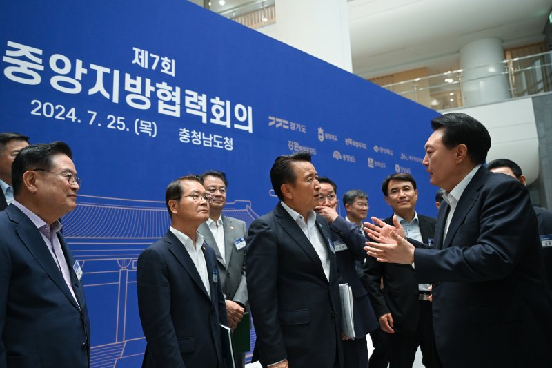 윤석열 대통령이 25일 충남도청에서 열린 제7회 중앙지방협력회의에 참석해 기념촬영 후 김영환 충북지사와 대화를 나누고 있다. (대통령실 제공) 2024.7.25/뉴스1 ⓒ News1 박지혜 기자