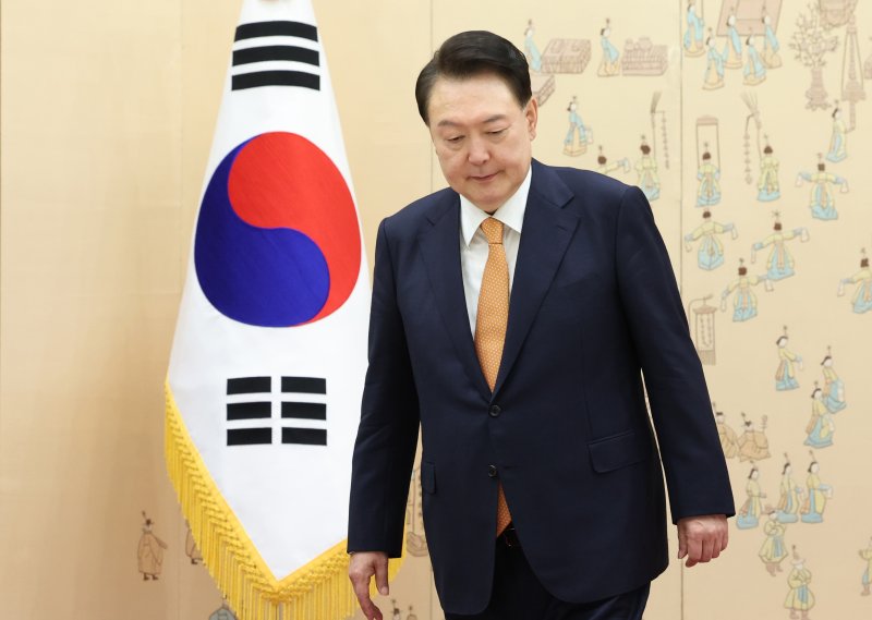 [서울=뉴시스] 조수정 기자 = 헌법재판소가 지난 4일 윤석열 대통령의 탄핵을 인용했다. 사진은 2024년 7월 3일 서울 용산 대통령실 청사에서 열린 재외공관장 신임장 수여식 후 이석하는 모습. 2025.04.04. chocrystal@newsis.com