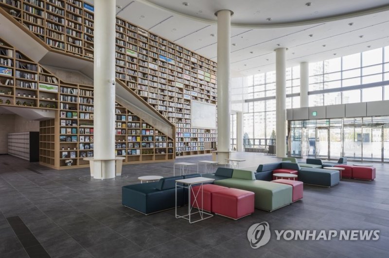 울산도서관 벽면 서가 (출처=연합뉴스)