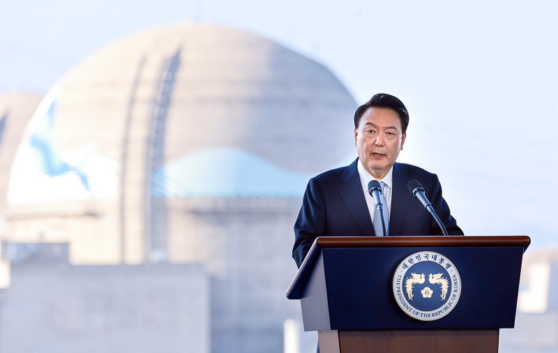 [울진=뉴시스] 최진석 기자 = 윤석열 대통령이 30일 경북 울진군 한국수력원자력 한울원자력본부에서 열린 '신한울 원전 1·2호기 종합준공 및 3·4호기 착공식'에서 축사를 하고 있다. (대통령실통신사진기자단) 2024.10.30. myjs@newsis.com