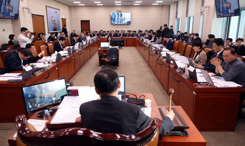 [서울=뉴시스] 조성봉 기자= 이철규 국회 산자위 위원장이 19일 오전 서울 여의도 국회에서 열린 산업통상자원중소벤처기업위원회 전체회의에서 여야 합으로 '에너지3법'을 통과시키고 있다. 2025.02.19. suncho21@newsis.com