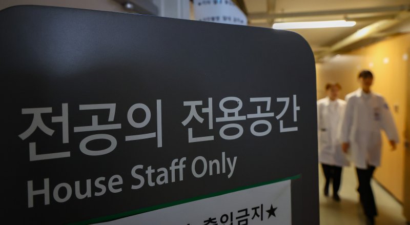 [서울=뉴시스] 황준선 기자 = 사직한 전공의를 대상으로 한 추가 모집이 시작된 10일 서울 시내 한 대학병원 전공의 공간에서 의료진이 이동하고 있다. 2025.02.10. hwang@newsis.com