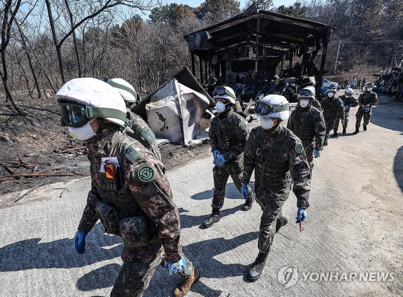 산불 피해 복구 지원 나서는 군장병 (출처=연합뉴스)