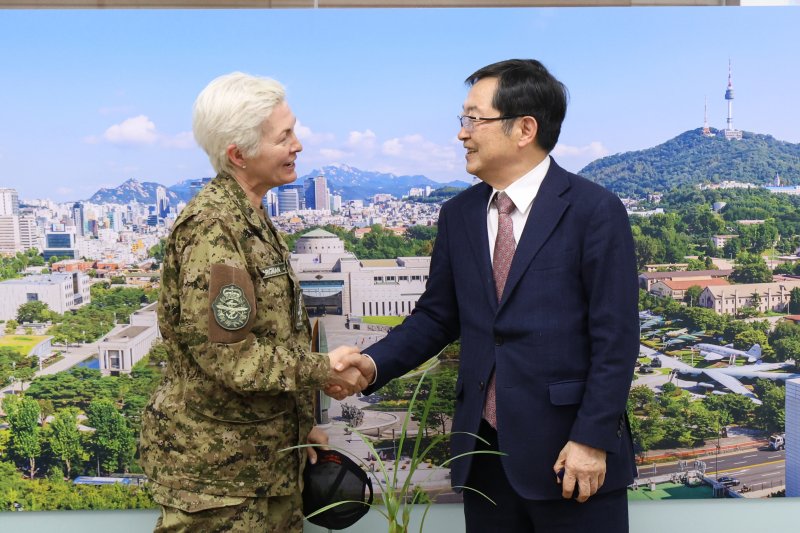 백승주 전쟁기념사업회장과 제니 캐리냥 캐나다 국방참모총장이 지난 5일 오후 전쟁기념사업회 접견실에서 인사를 나누고 있다. 사진=전쟁기념사업회 제공