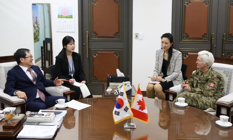 백승주 전쟁기념사업회장과 제니 캐리냥 캐나다 국방참모총장이 지난 5일 오후 전쟁기념사업회 접견실에서 대화를 나누고 있다. 사진=전쟁기념사업회 제공