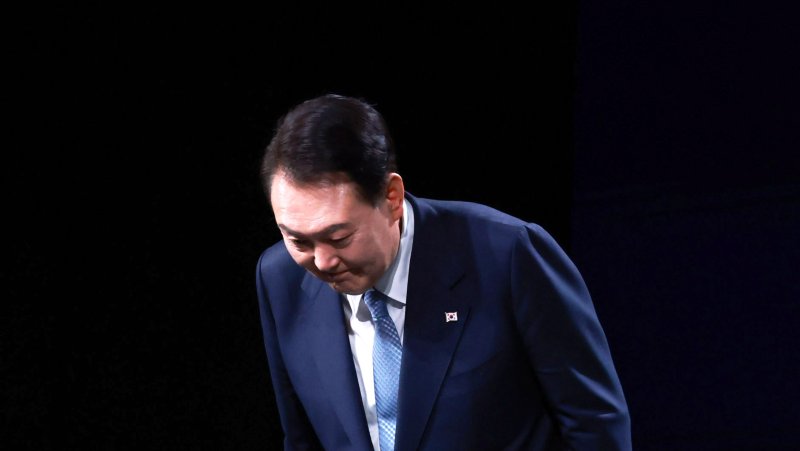 [서울=뉴시스] 헌법재판소가 4일 윤석열 전 대통령을 파면했다. 탄핵 소추 111일, 변론 종결 38일 만이다.사진은 지난해 3월 3차 민주주의 정상회의 장관급 회의 개회식에 참석한 윤 전 대통령 모습. (사진=뉴시스 DB) 2024.04.04. photo@newsis.com