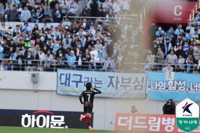 [서울=뉴시스]K리그1 서울 정승원 역주행 세리머니. (사진=한국프로축구연맹 제공)