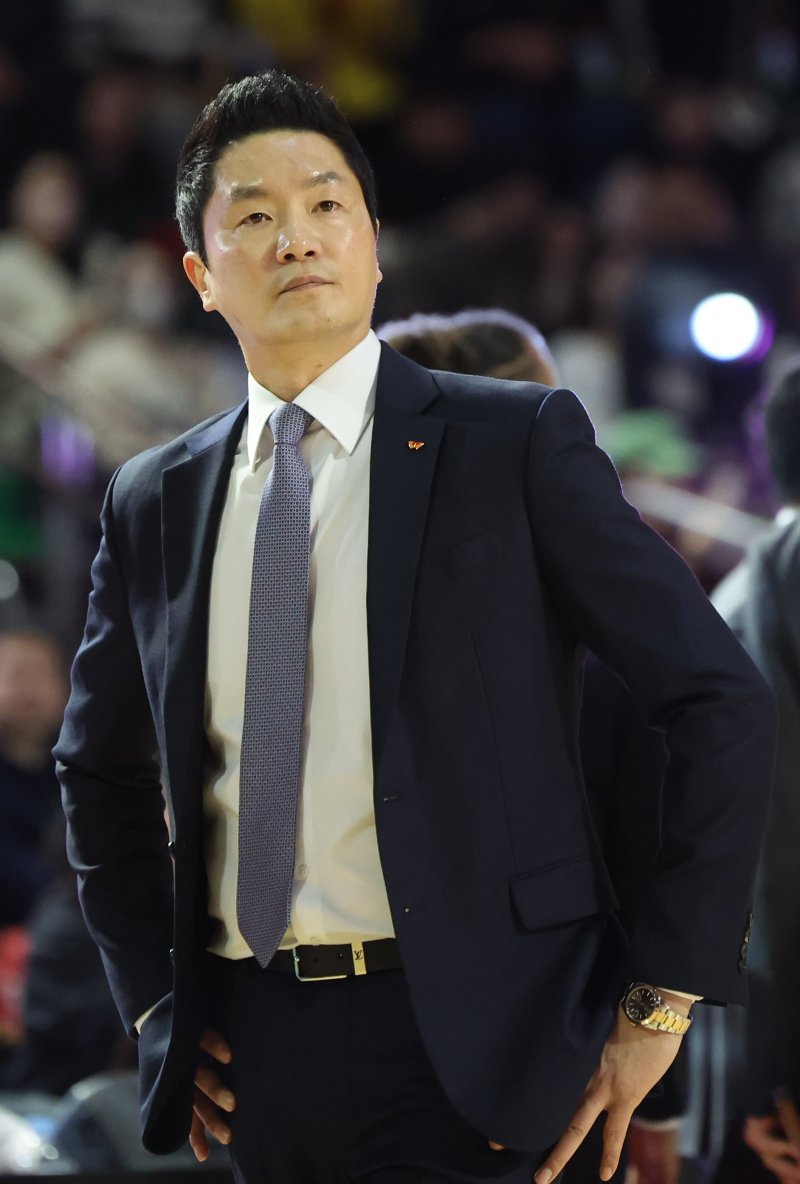 [서울=뉴시스] 김금보 기자 = 3일 서울 송파구 잠실학생체육관에서 열린 프로농구 2024~2025 KBL리그 서울 SK 나이츠와 창원 LG 세이커스의 경기, 2쿼터 SK 전희철 감독이 경기를 지켜보고 있다. 2025.02.03. kgb@newsis.com