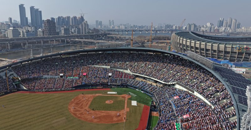 [서울=뉴시스] 김금보 기자 = 22일 서울 송파구 잠실야구장에서 프로야구 2025 KBO리그 개막전 롯데 자이언츠 대 LG 트윈스의 경기가 열리고 있다. 2025.03.22. kgb@newsis.com