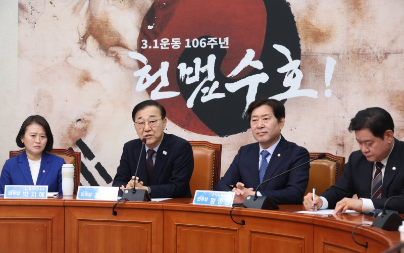 [서울=뉴시스] 고승민 기자 = 김윤덕 더불어민주당 사무총장이 3일 서울 여의도 국회에서 현안 기자간담회를 하고 있다. 2025.03.03. kkssmm99@newsis.com