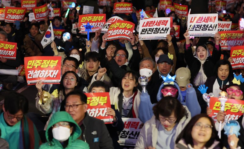4일 저녁 서울 중구 시청역 인근에서 열린 촛불행동 집회 참석자들이 헌법재판소의 윤석열 전 대통령 탄핵 인용을 자축하는 문화제를 하고 있다. 2025.4.4/뉴스1 ⓒ News1 장수영 기자
