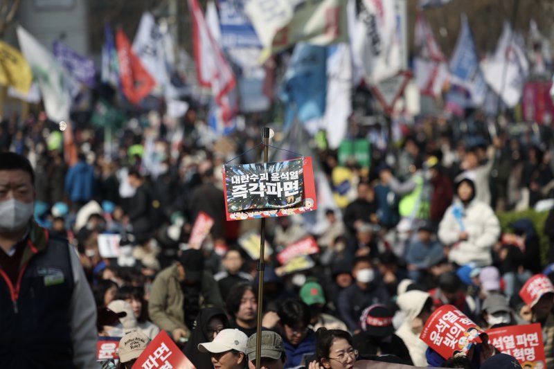 [서울=뉴시스] 김명년 기자 = 윤석열 대통령 탄핵 심판 선고일인 지난 4일 오전 서울 종로구 헌법재판소 인근 안국역 6번출구 앞에서 윤 대통령 파면 촉구 집회가 열리고 있다. 2025.04.04. kmn@newsis.com
