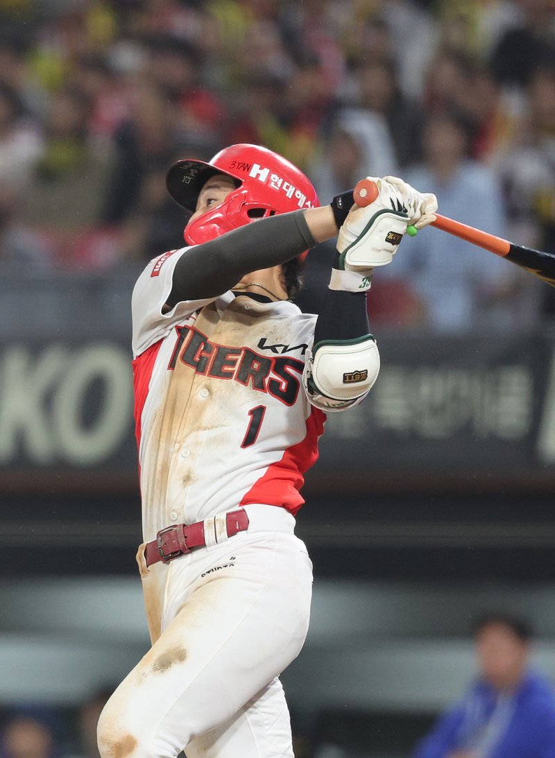 28일 오후 광주 기아챔피언스필드에서 열린 프로야구 '2024 신한 SOL 뱅크 KBO 포스트시즌' 한국시리즈 5차전 삼성 라이온즈와 KIA 타이거즈의 8회말 KIA 공격 1사 1루 상황에서 KIA 박찬호가 1타점 2루타를 치고 있다. 2024.10.28/뉴스1 ⓒ News1 장수영 기자