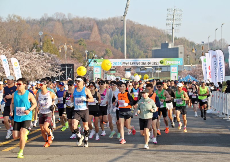 [전북=뉴시스] 고석중 기자= 6일 '2025 군산 새만금 국제마라톤대회'에 참가한 풀코스 참가자들이 월명종합경기장에서 힘차게 출발을 하고 있다. 이 대회에는 국내외 10개국에서 1만 2000여명의 건각이 참가했다. 2025.04.06. k9900@nwsis.com